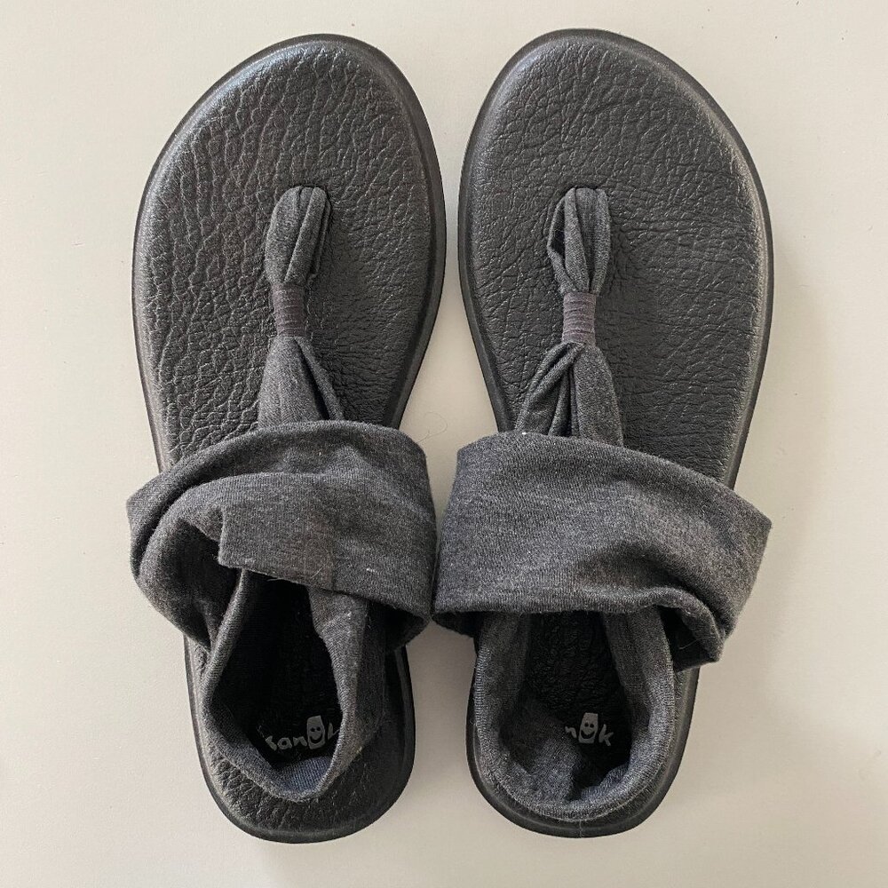 Sanuk sandals size 8